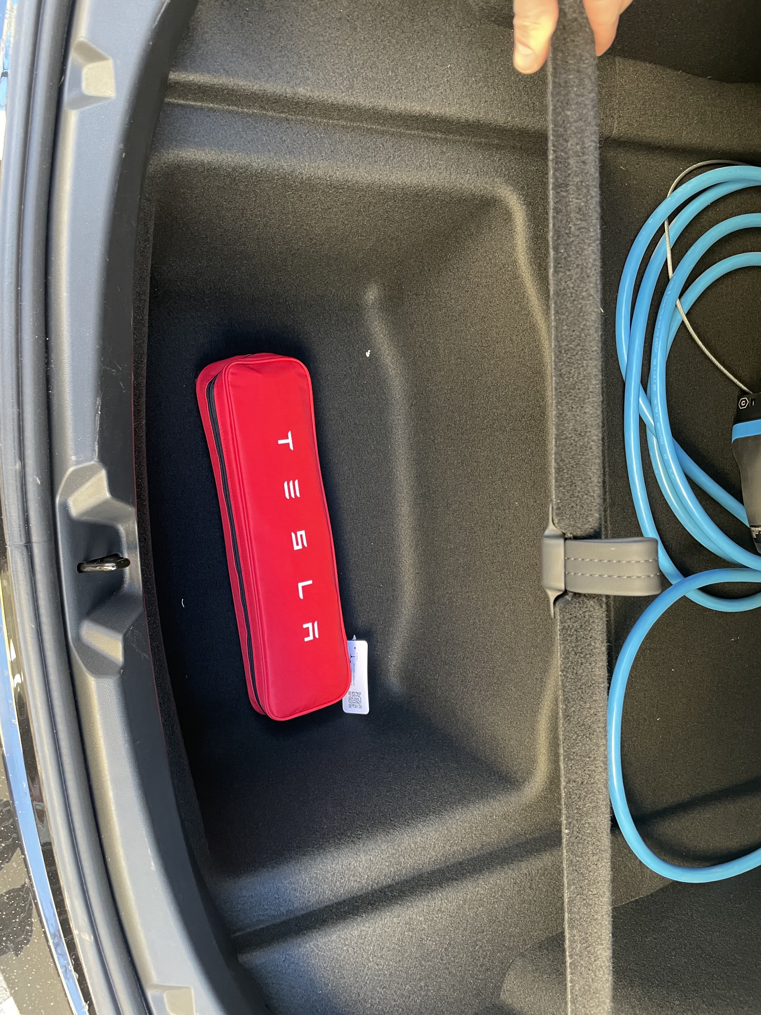 FAQ_Tesla_First_Aid_Kit_and_warning_triangle.jpg