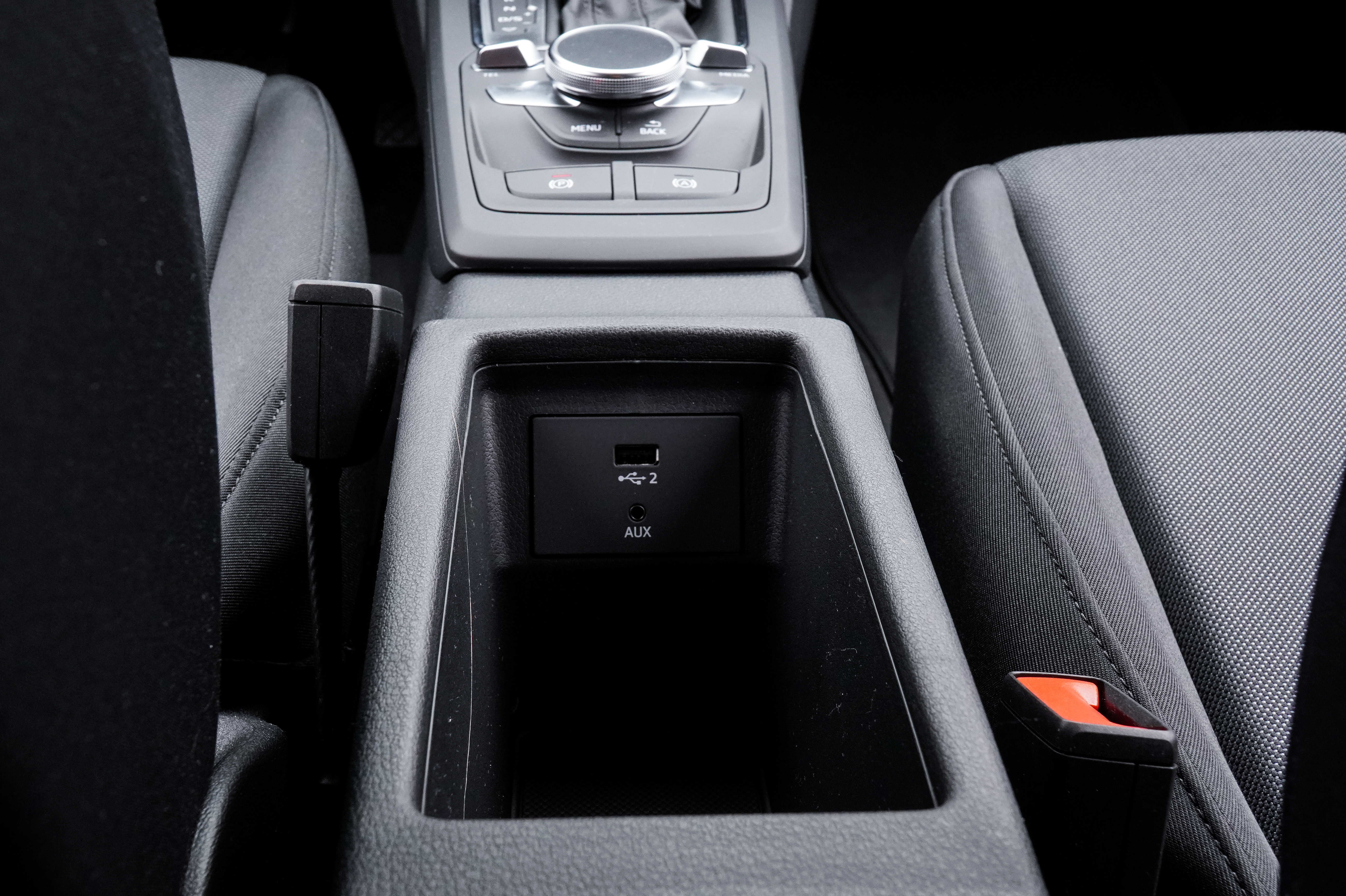 22-Q1_audiQ2_ladeslot.jpg