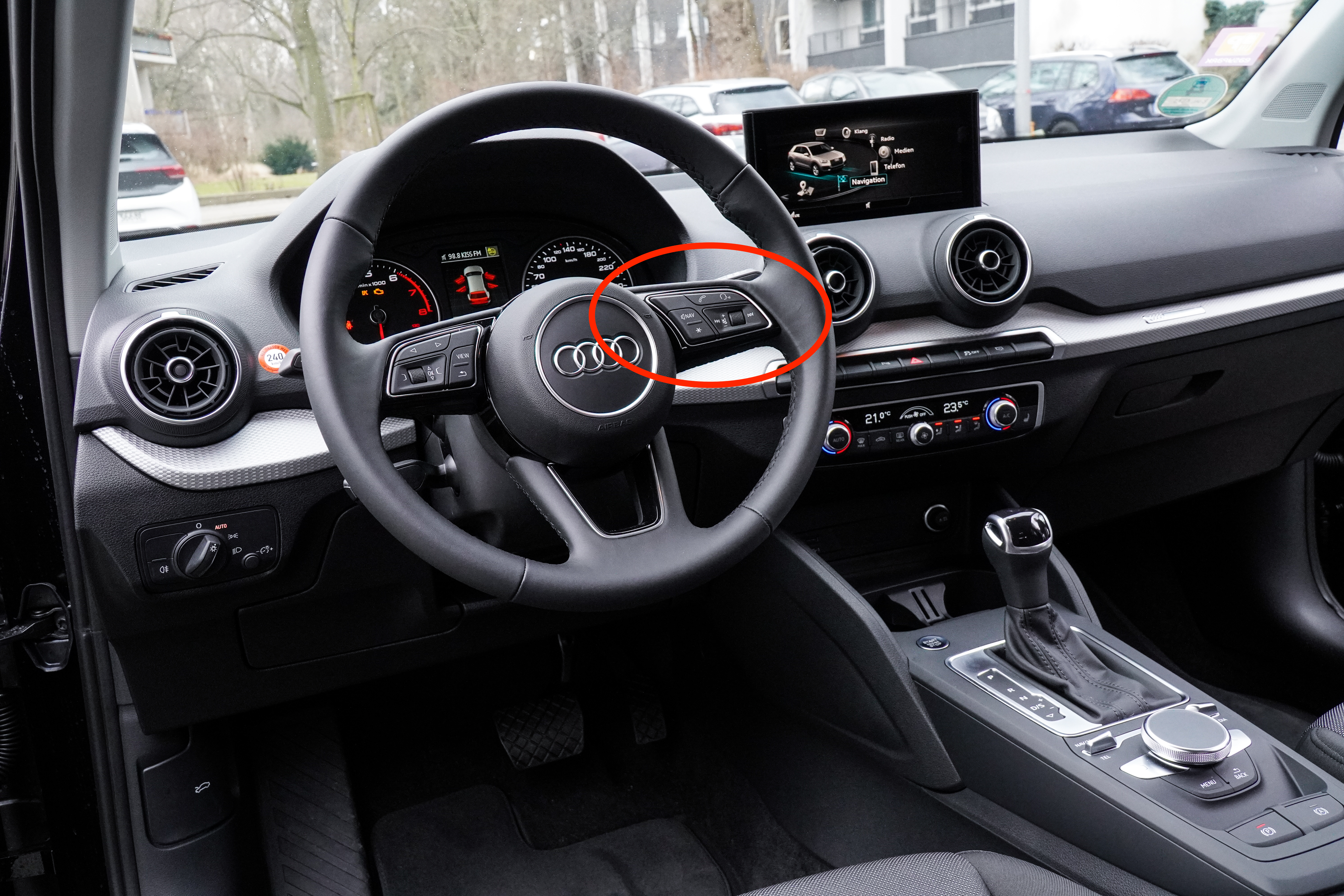 22-Q1_audiQ2_fahrerplatz.jpg