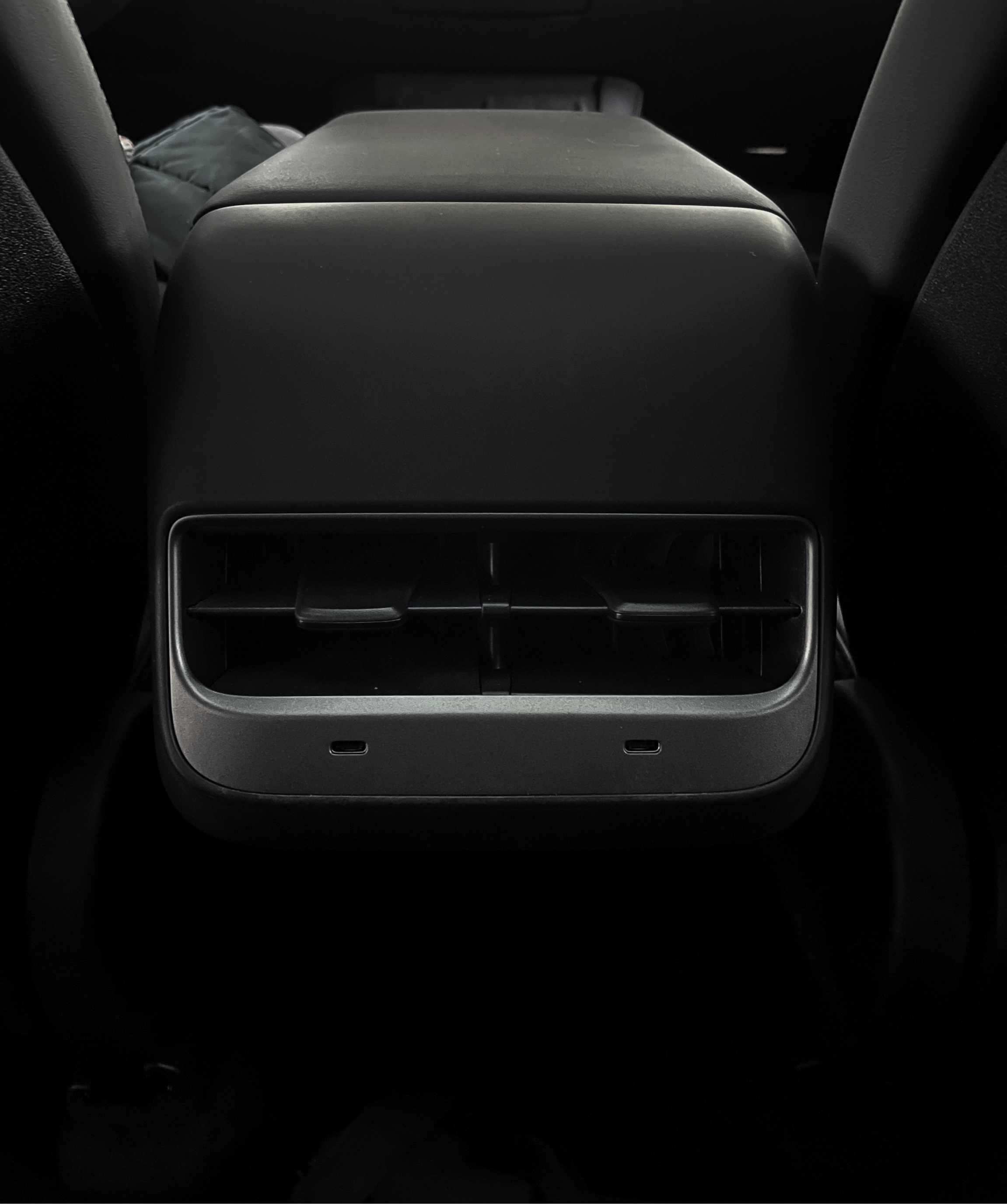 Tesla_Y_in_car_charge_USB.png