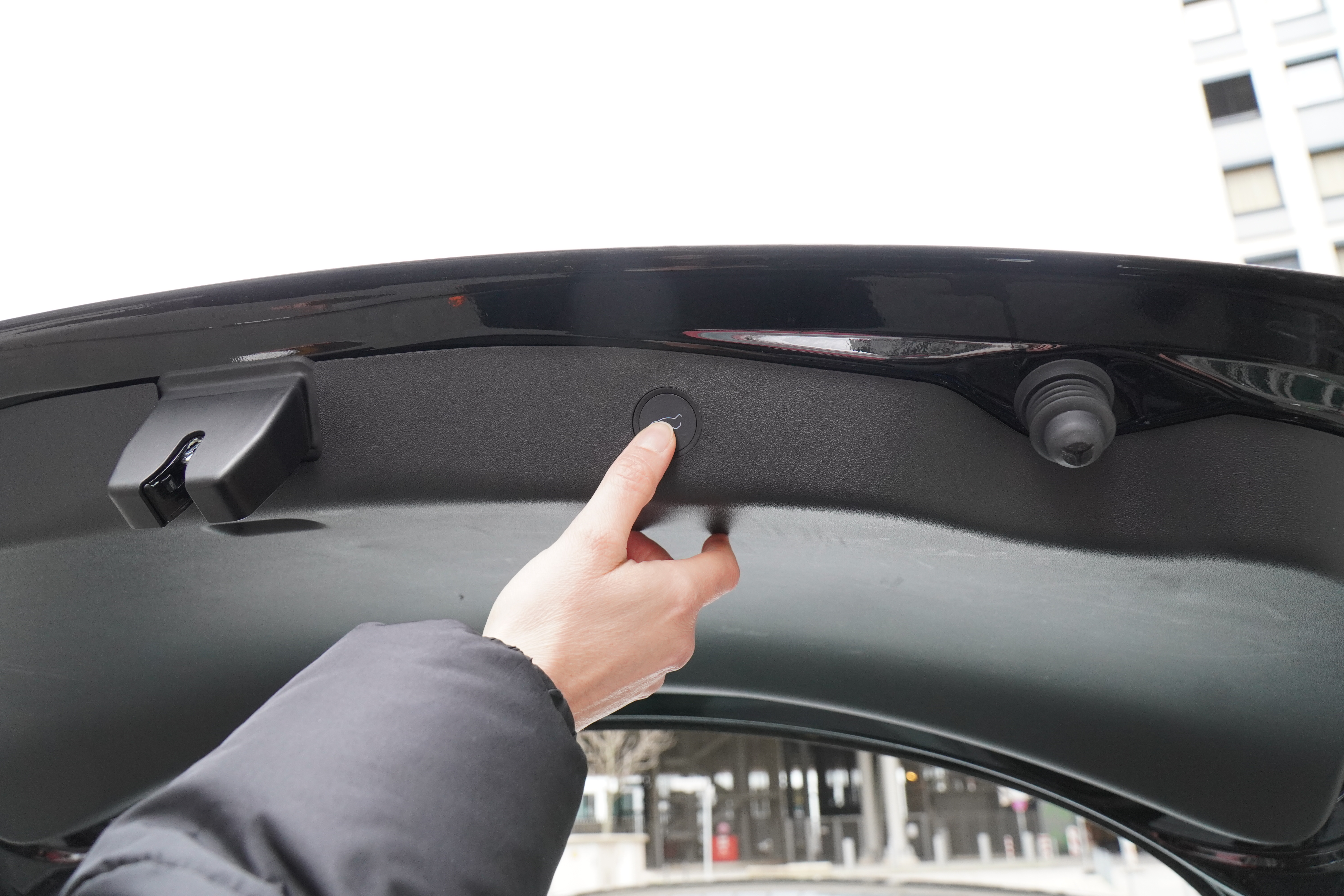 Tesla_FAQ_Trunk_Closing_Button.JPG.jpg