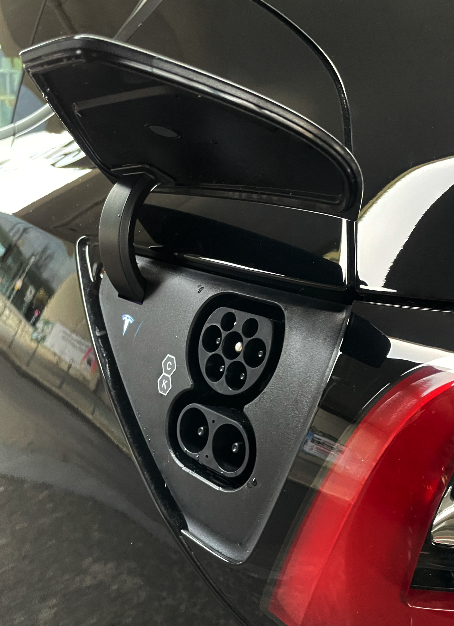 Tesla_Y_charge_outside_IMG_0279_3__1_.png